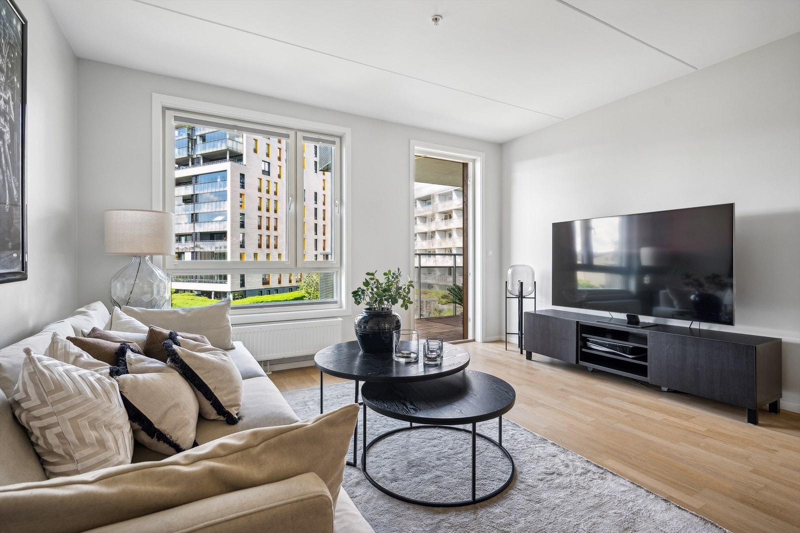 De store vinduene slipper inn godt med naturlig lys. Fra stuen er det utgang til balkong på ca. 9,3 kvm Galleribilde