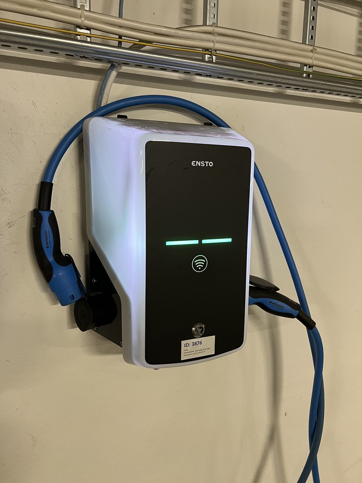 Det medfølger garasjeplass i felles garasjeanlegg. Plassen har en god intern beliggenhet med kort vei fra heisen. Det er montert lader for el-bil Galleribilde