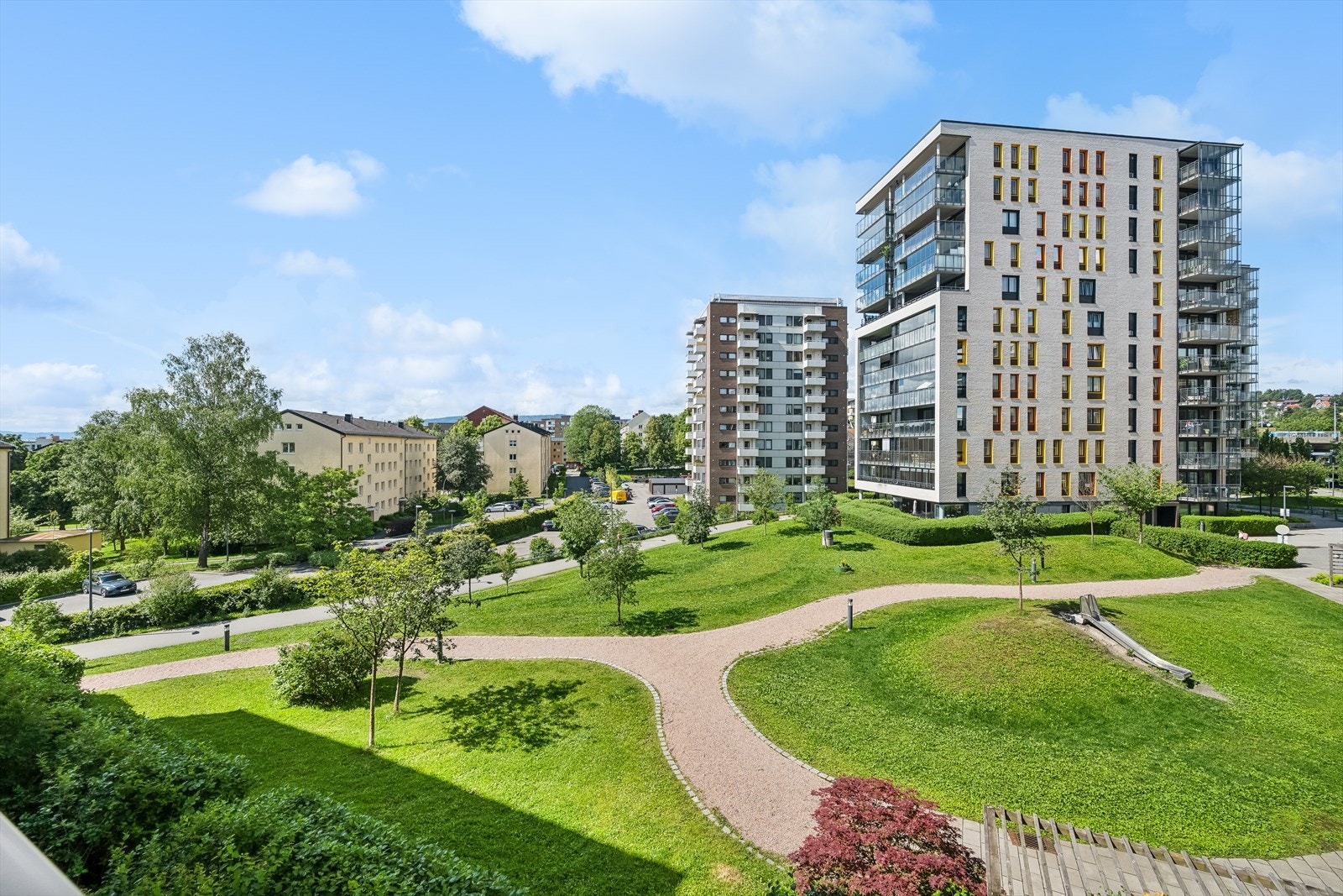 Denne leiligheten har en meget god intern beliggenhet med utsikt mot grønne fellesarealer og sol til ca. kl. 22.30 midt på sommeren Galleribilde