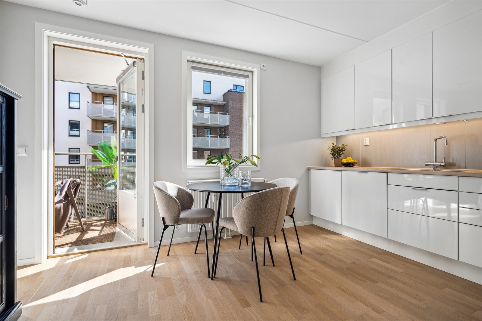 På det koselige kjøkkenet er det god plass til å samle familien til et hyggelig måltid. Herfra er det utgang til solrik balkong på ca. 6 kvm Galleribilde