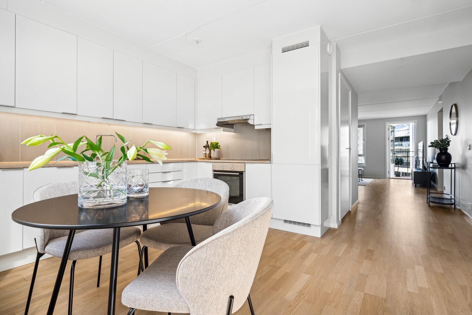 Leiligheten har en gjennomgående og lys planløsning og en praktisk, innvendig bod gir et naturlig skille mellom kjøkken og stue Galleribilde