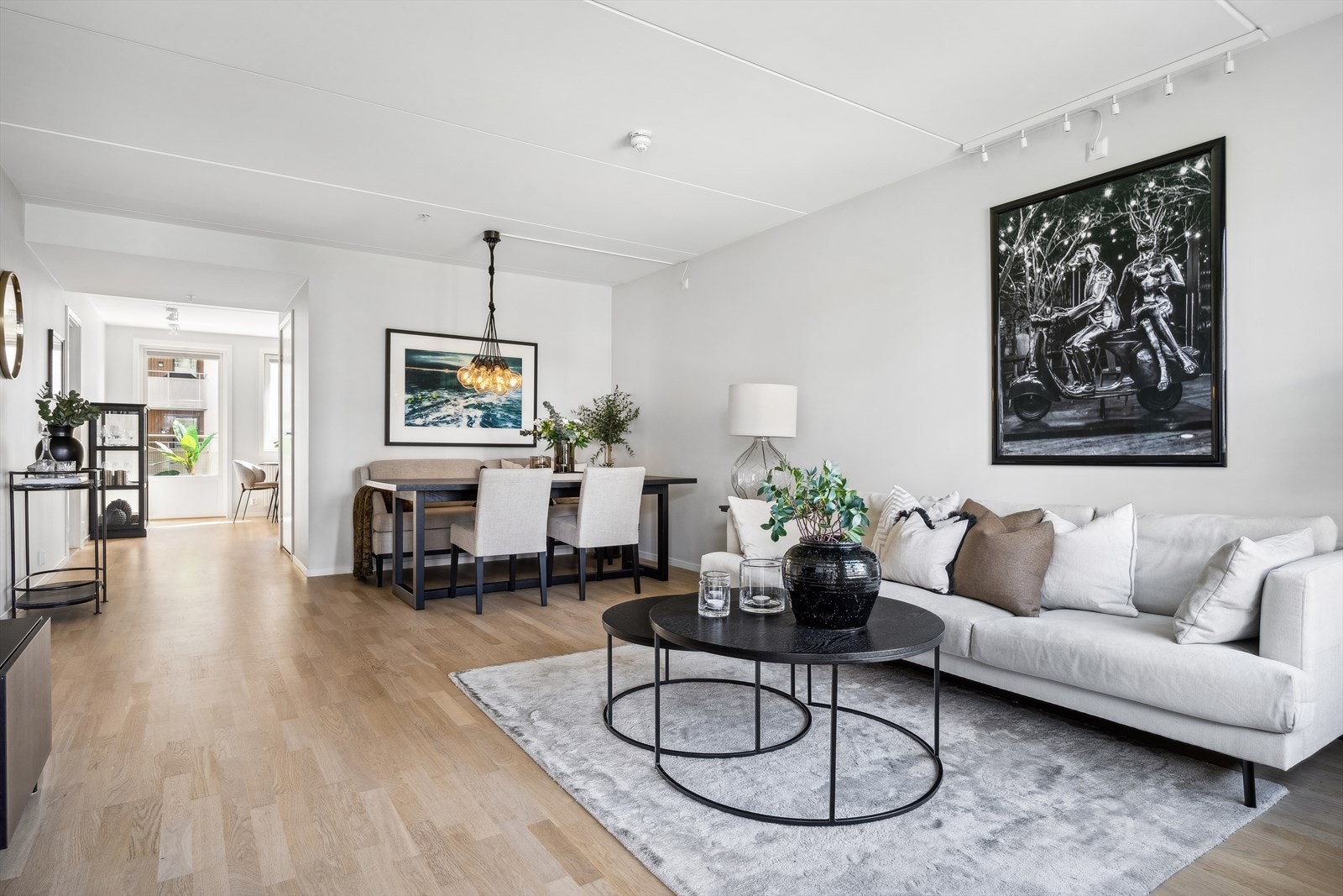 Hele leiligheten er malt opp fra 2017-2021 og gulvet er slipt ned og hvitpigmentert i 2017 Galleribilde