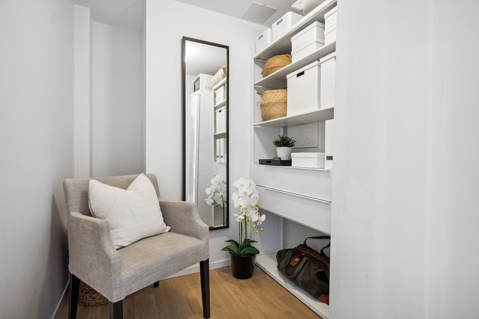 Gode lagringsmuligheter i den romslige inneboden som er på 5 kvm. I tillegg finnes en praktisk kjellerbod på hele 8 kvm. som er innredet med hylleseksjoner som medfølger ved salg Galleribilde