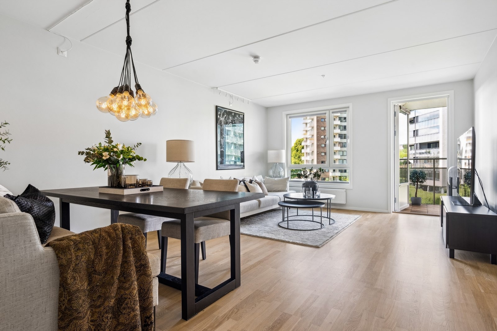 Det er god plass til både sofagruppe og spisestuemøbler i den romslige stuen Galleribilde