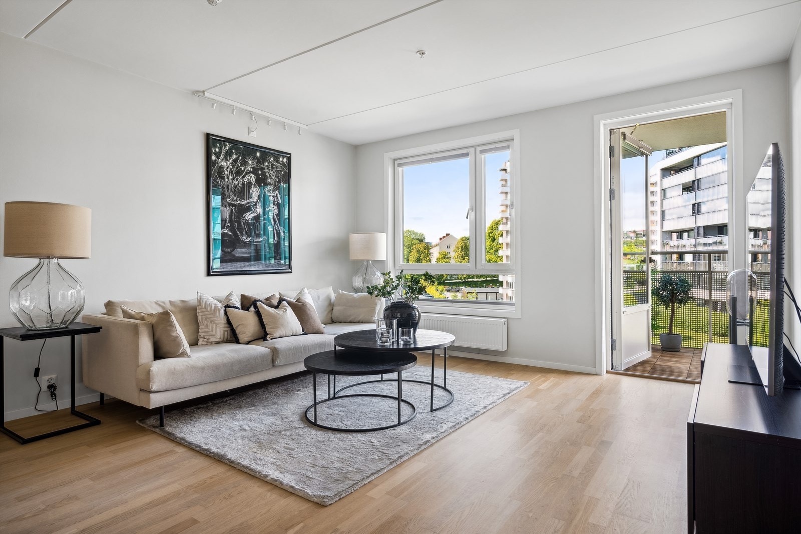 Fra stuen kan man nyte hyggelig utsikt over fellesarealer Galleribilde