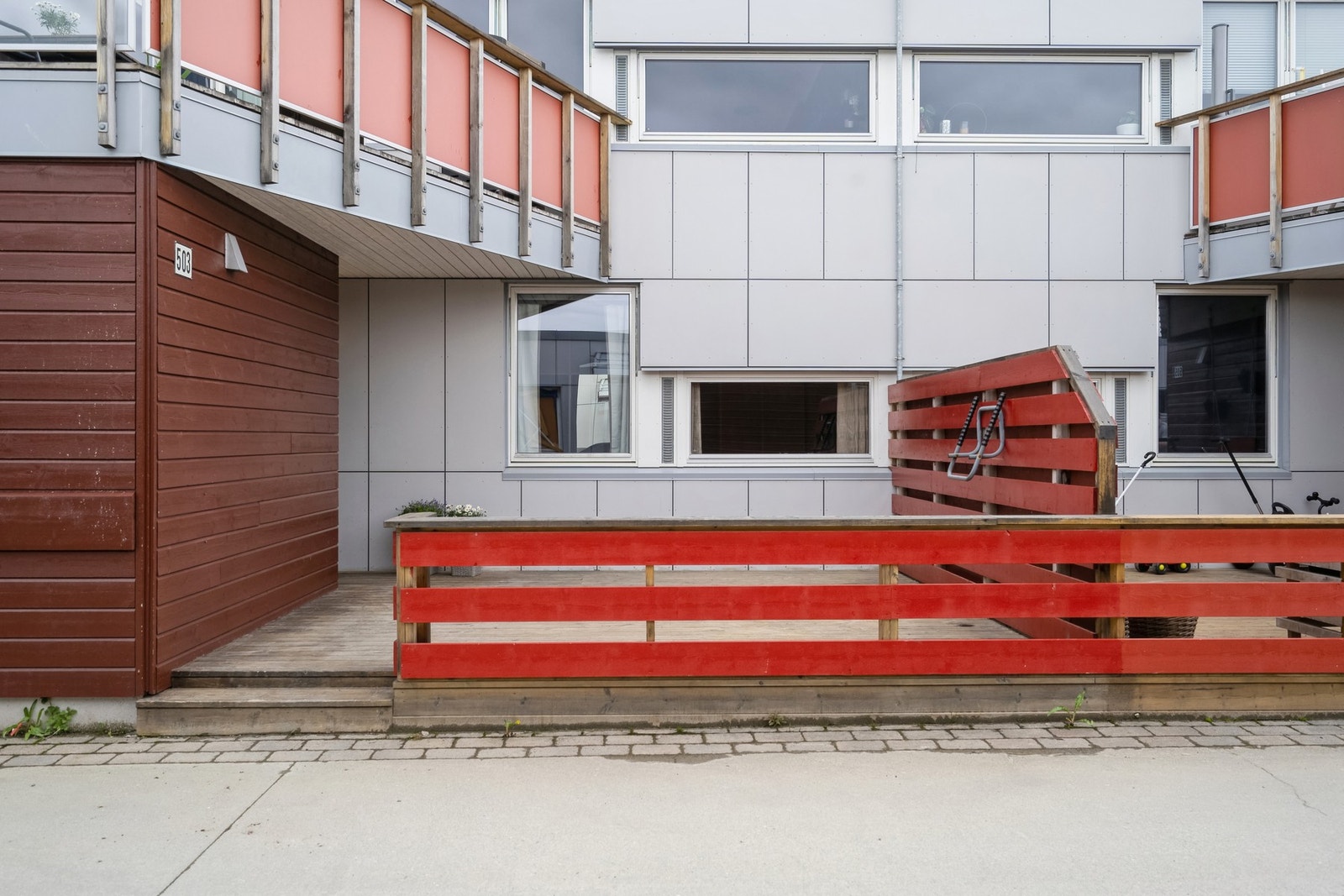 Stor markterrasse og sportsbod ved inngangsparti Galleribilde