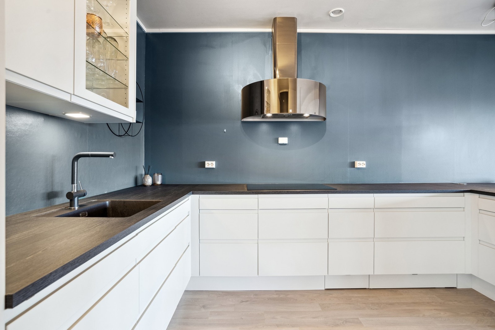 Kjøkken med god plass i skuffer og skap Galleribilde