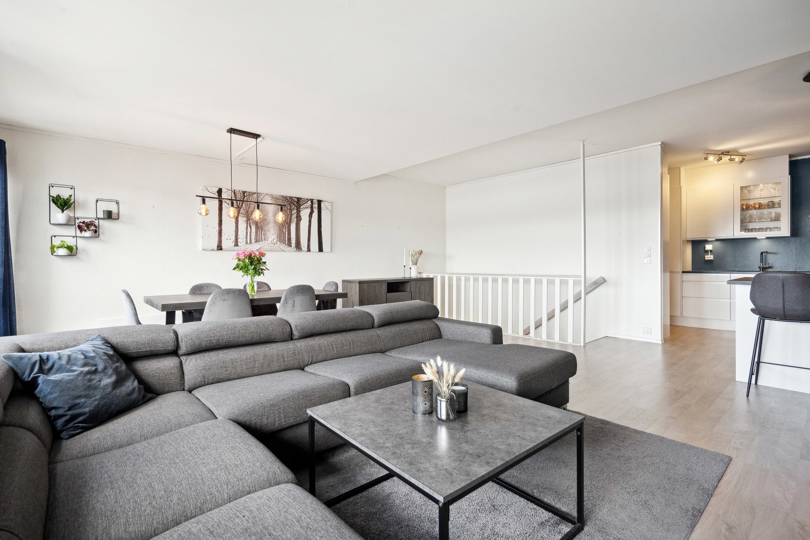 Delvis åpen løsning mellom stue og kjøkken Galleribilde