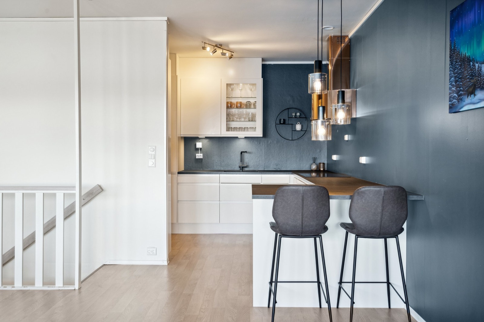 Det er åpen løsning mellom stue og kjøkken Galleribilde