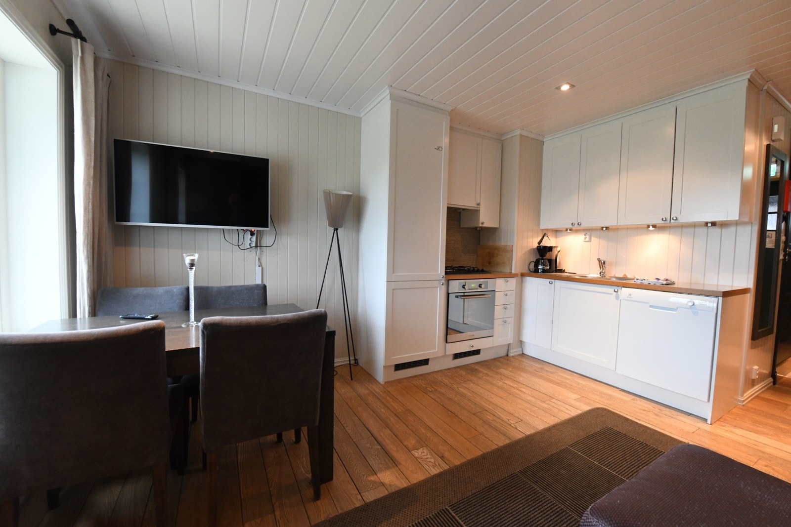 Lyst og hyggelig kjøkken med integrerte hvitevarer Galleribilde