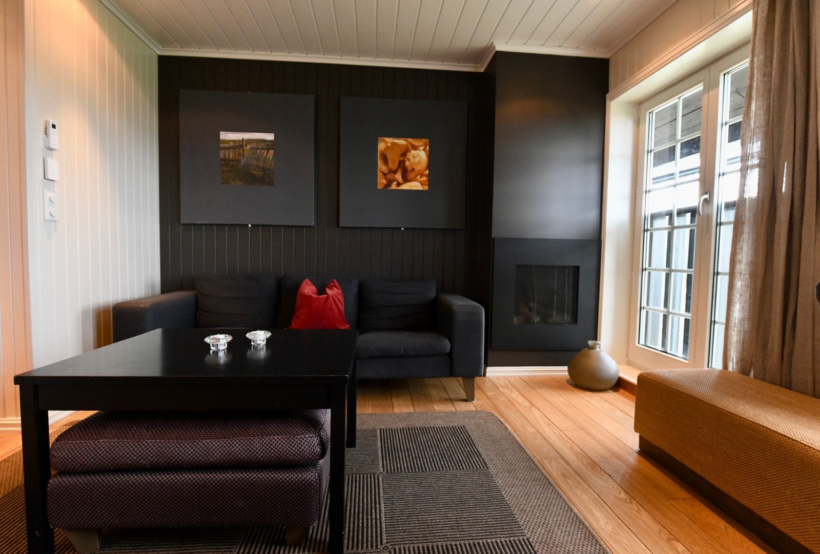 Fin stue med koselig gasspeis Galleribilde