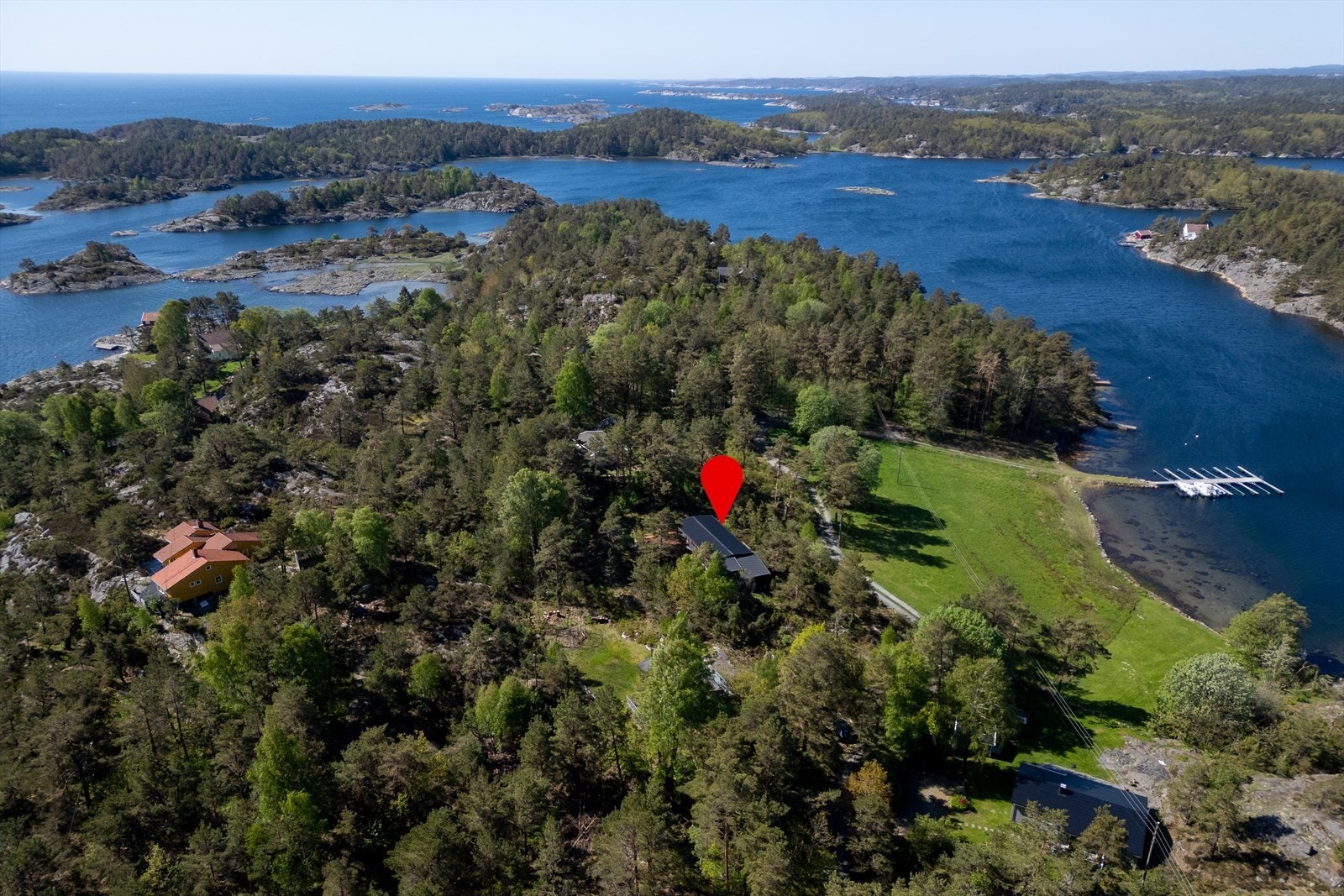 Oversiktsbilde fra drone på den nærmeste skjærgården Galleribilde