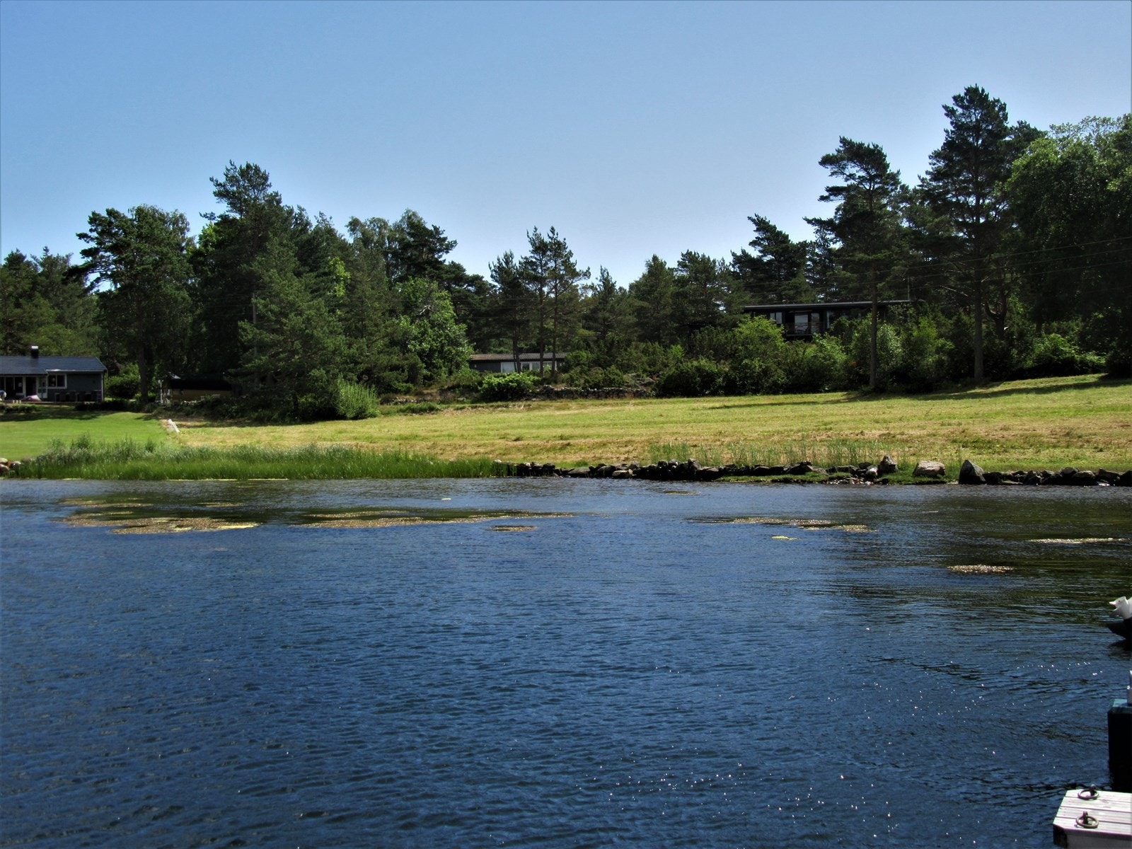 Hytta ligger fint i terrenget Galleribilde