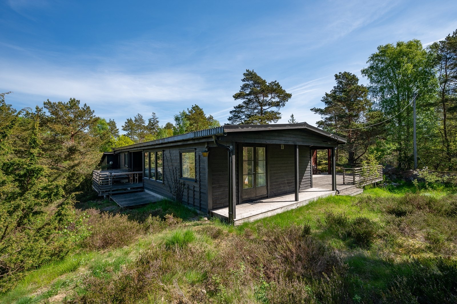 Det er terrasser rundt store deler av hytta Galleribilde