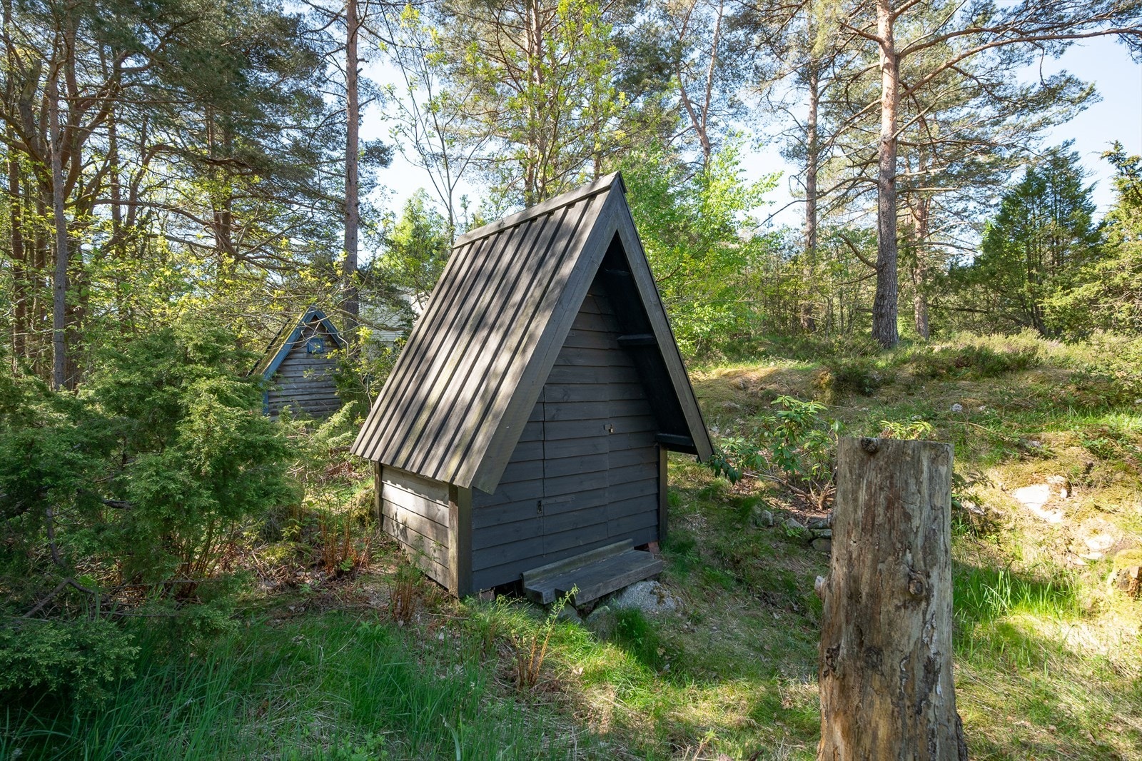Det er også en utedo på eiendommen Galleribilde