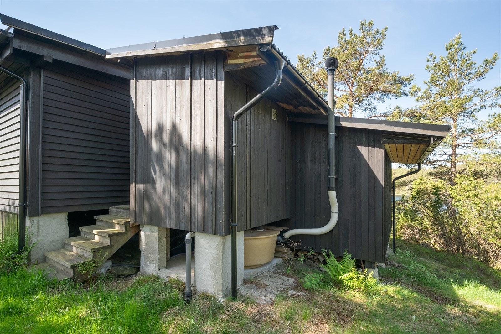 Sidebygning fra 2008 med snurredo, dusjrom og redskapsbod Galleribilde