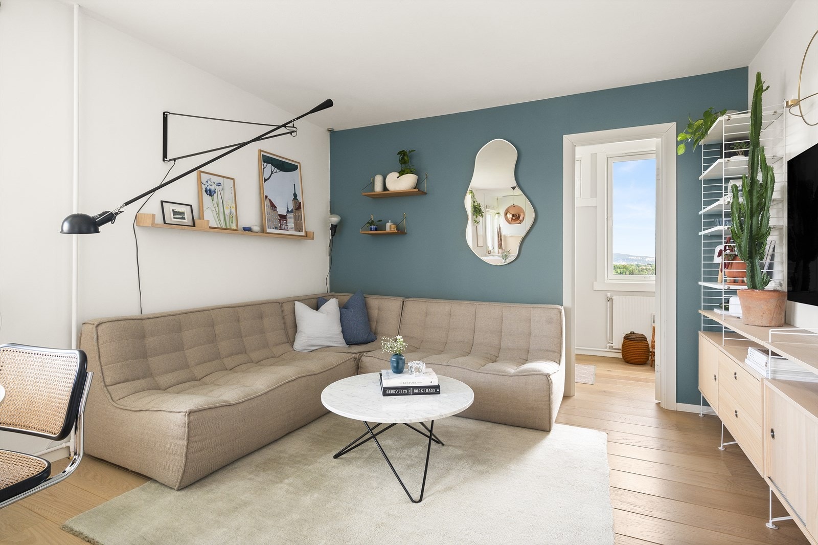 Det er fin plass til en hjørnesofa med tilhørende møblement, samt ønsket medie- og oppbevaringsmøblement. Galleribilde