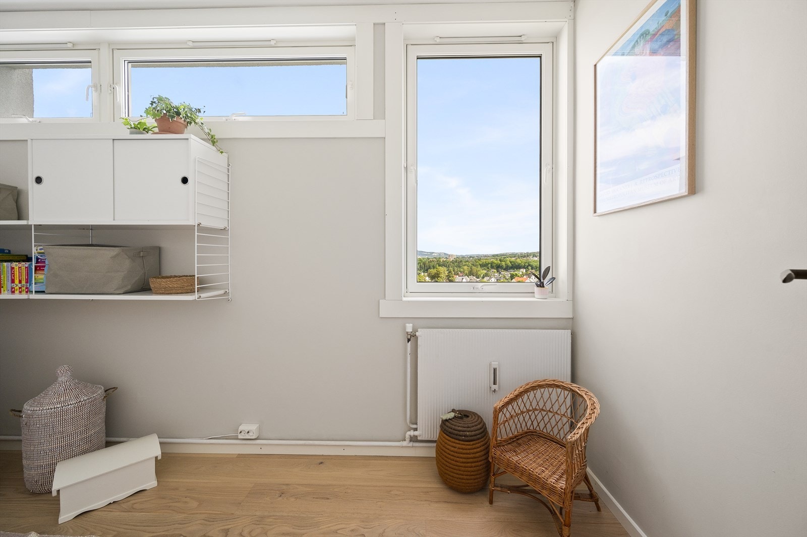 Siden dette er en hjørneleilighet kan du også nyte fin utsikt fra dette rommet. Galleribilde