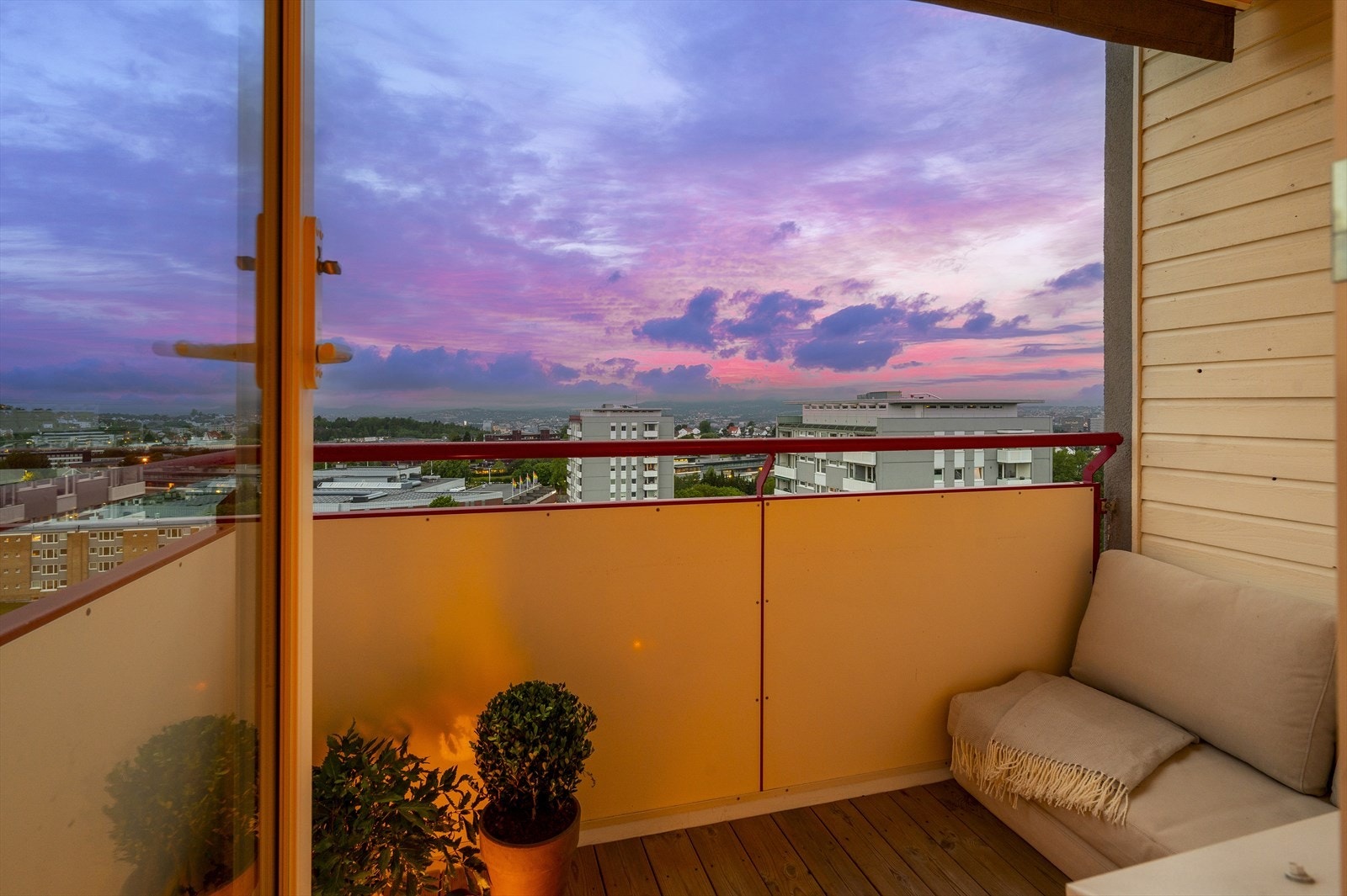 Dette er en stilren 3-roms hjørneleilighet med fantastisk utsikt. Galleribilde