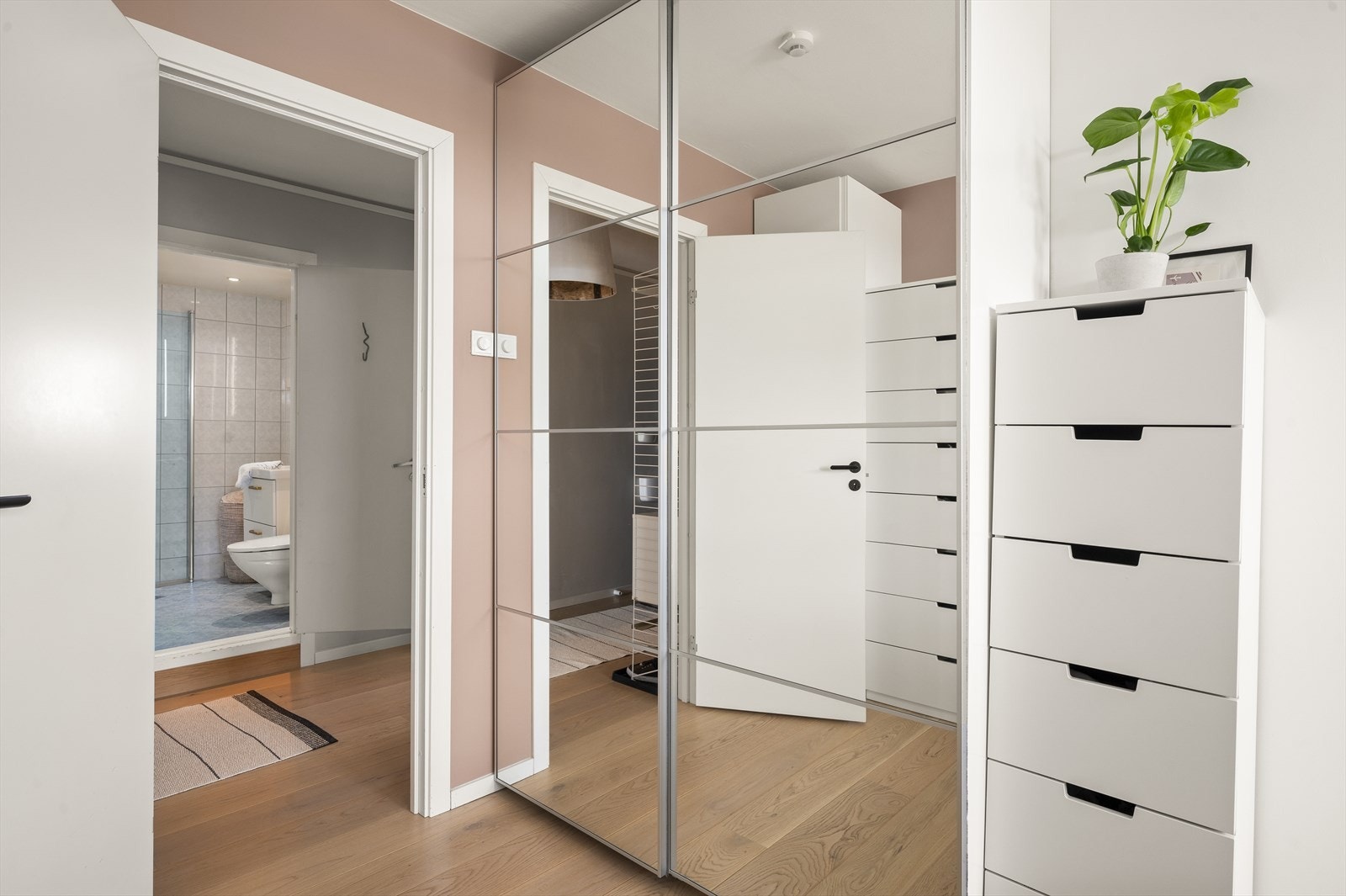 Det medfølger en romslig skyvedørsgarderobe. Galleribilde