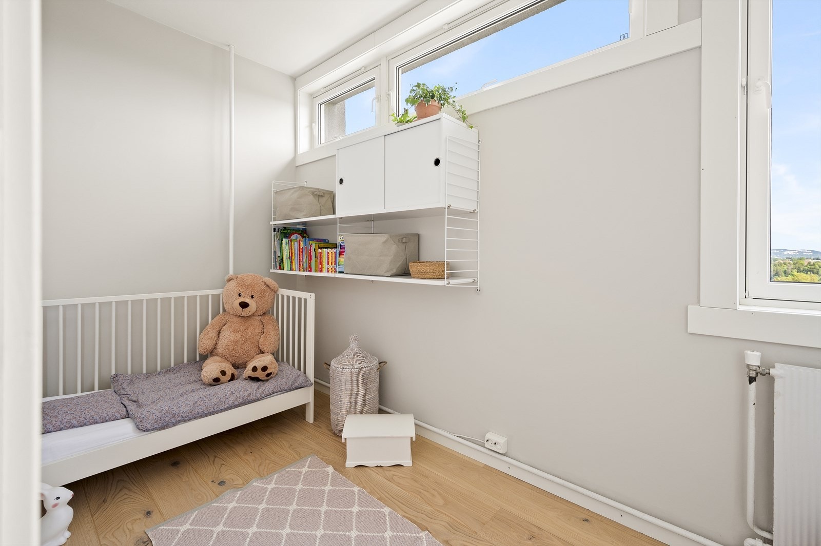 Svært hyggelig barnerom/gjesterom. Rommet fungerer også utmerket som et hjemmekontor. Galleribilde