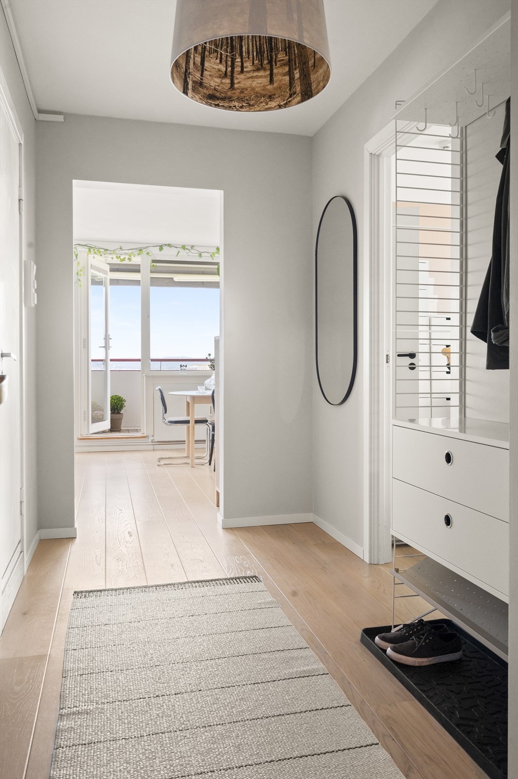 Det er enkel adkomst til leiligheten via heis i bygget. Dersom ønskelig er det plass til barnevogn. Galleribilde