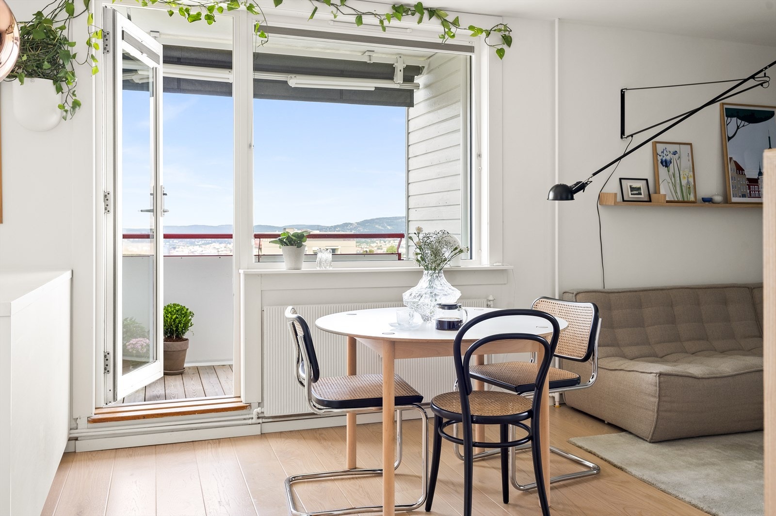 I tilknytning til kjøkkenet er det god plass til en trivelig spisegruppe. Galleribilde