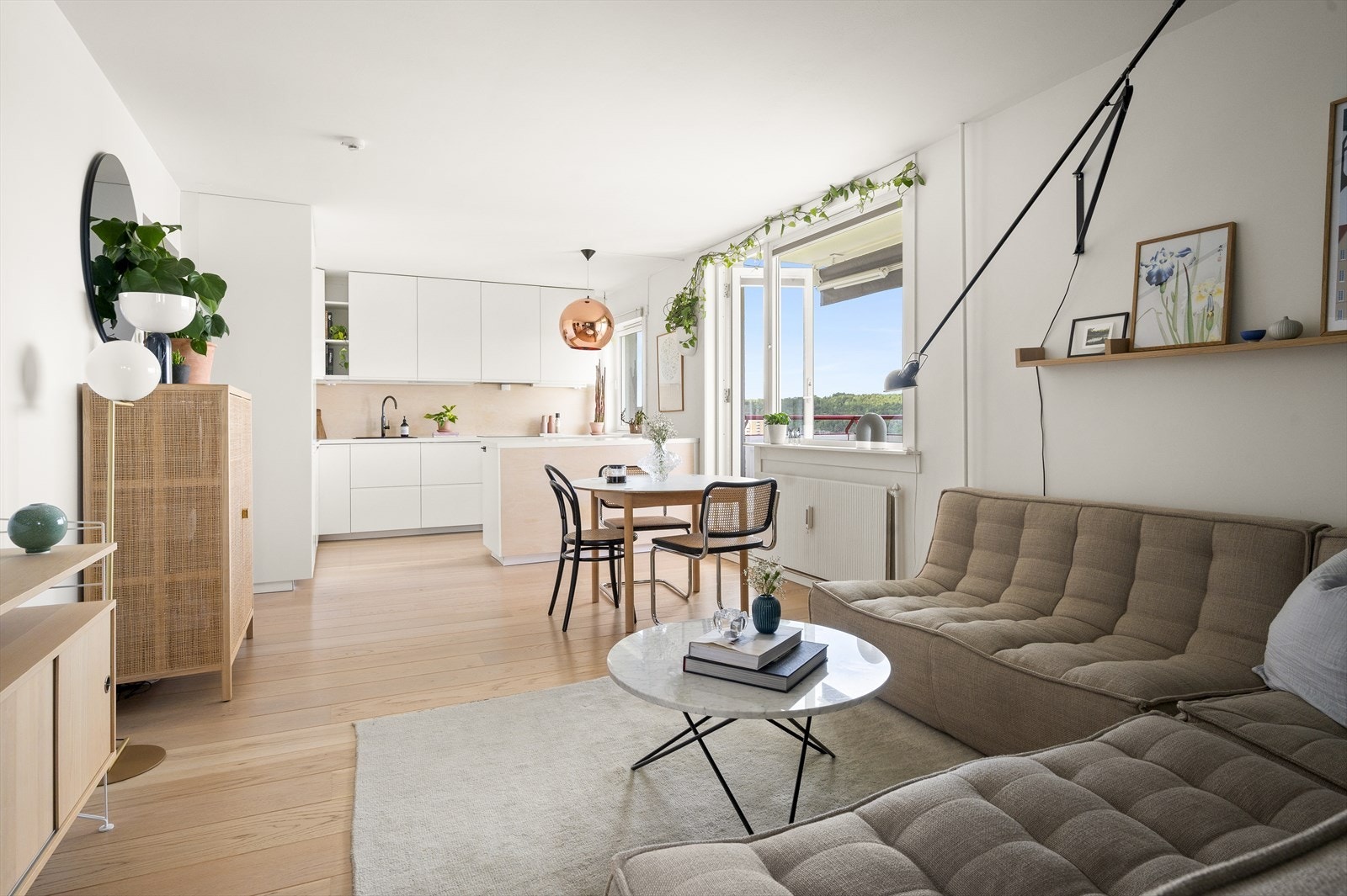 Åpen og sosial planløsning som åpner opp for hyggelige sammenkomster. Galleribilde