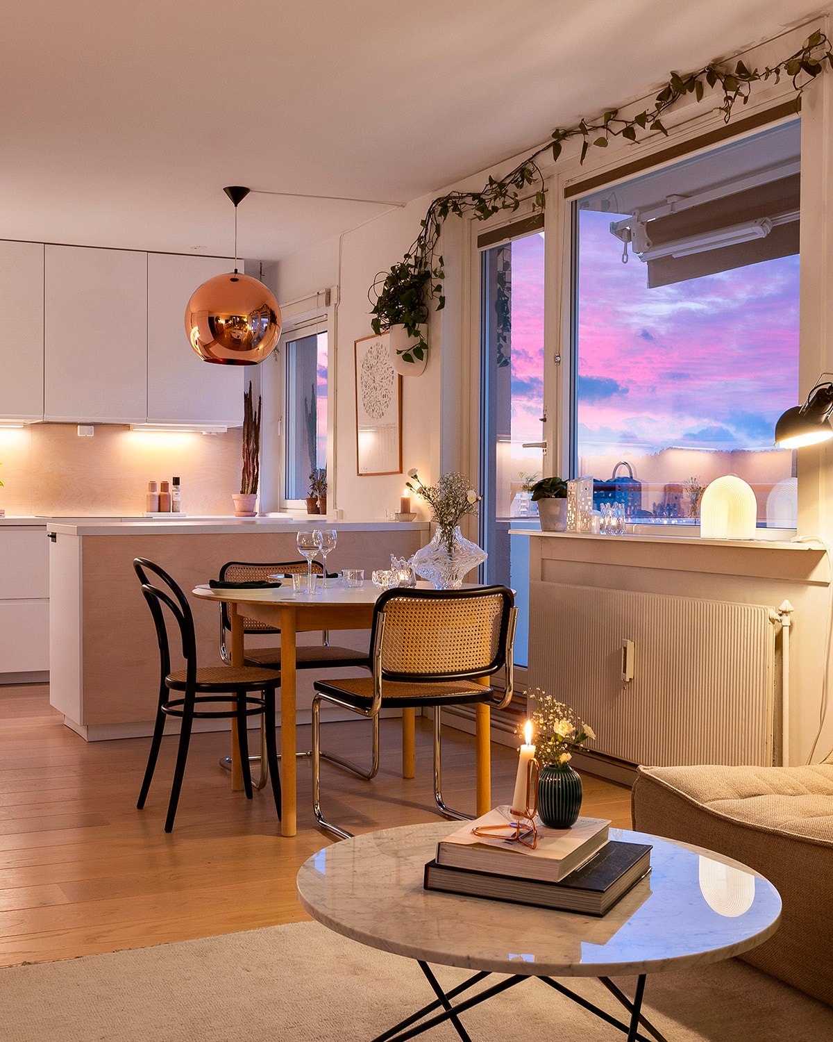 Leiligheten byr videre på store vinduer (2017) med godt lysinnslipp og en nydelig utsikt. Galleribilde