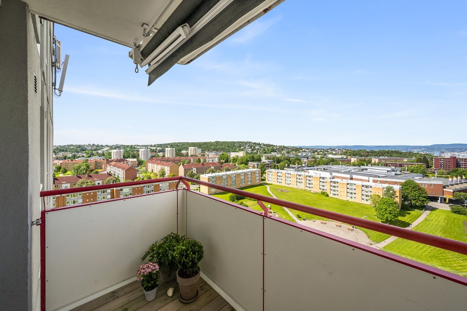 Fra stuen er det utgang til en Solrik overbygget balkong på ca. 3,2 m². Her kan du nyte ettermiddags- og kveldssol. Galleribilde