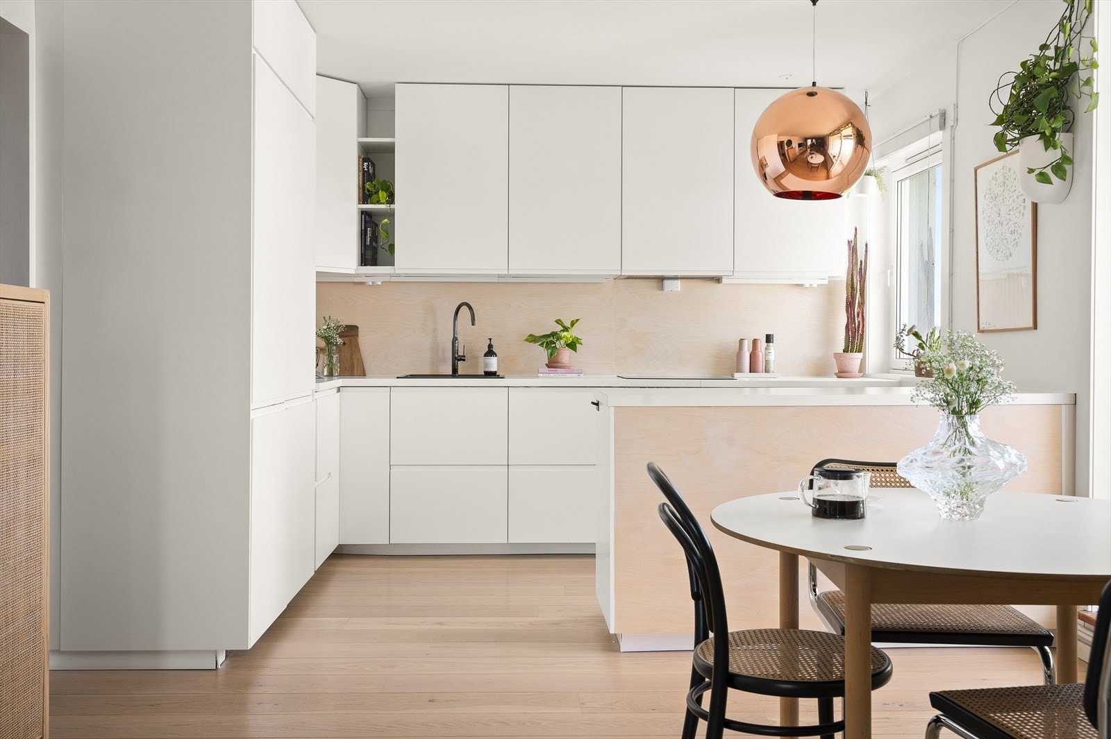 Moderne kjøkken i åpen løsning til stuen fra 2018. Galleribilde