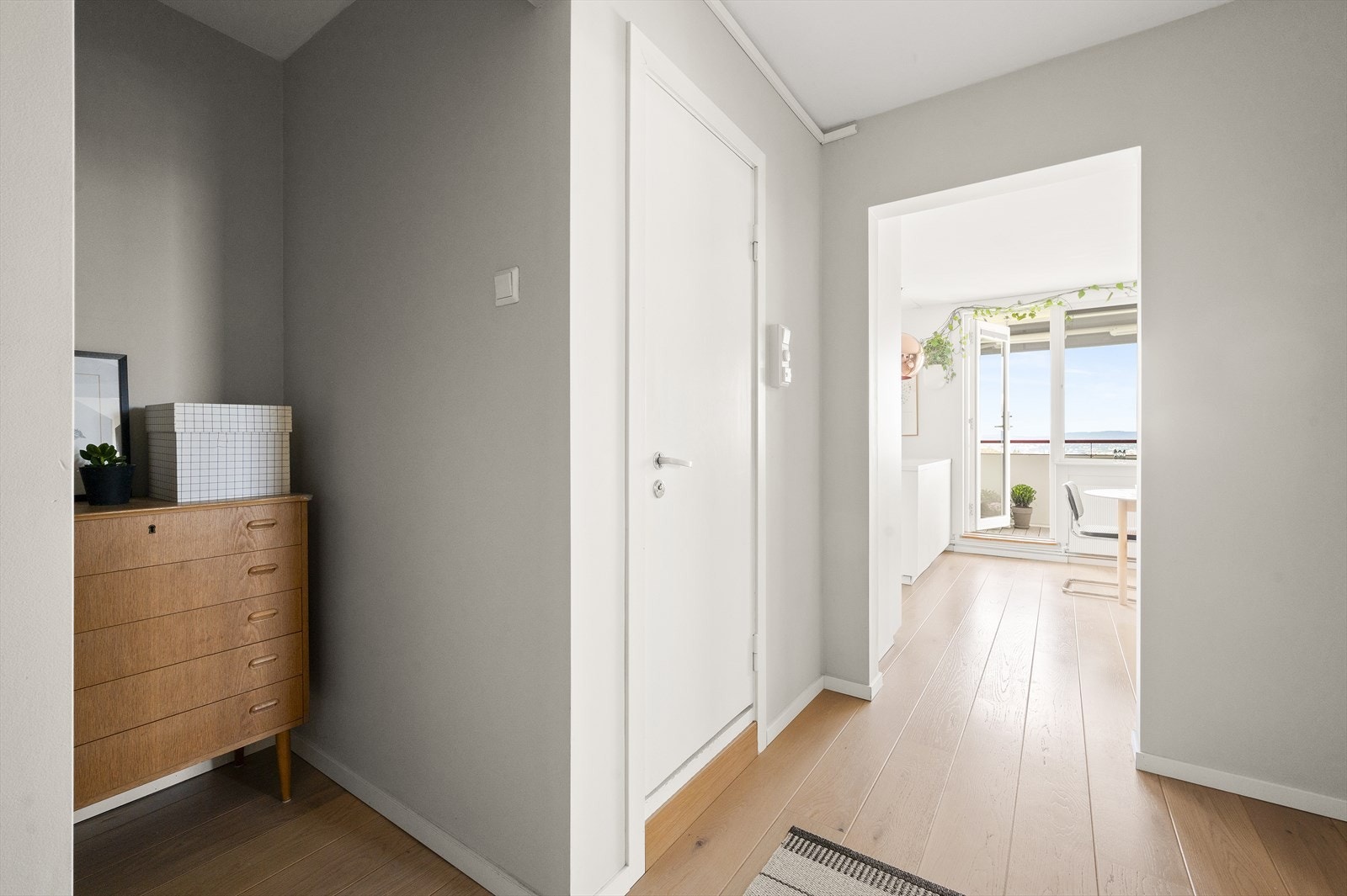 Du kommer hjem til en lys og romslig entré med god plass til å henge fra deg yttertøy og sette fra deg sko. Galleribilde