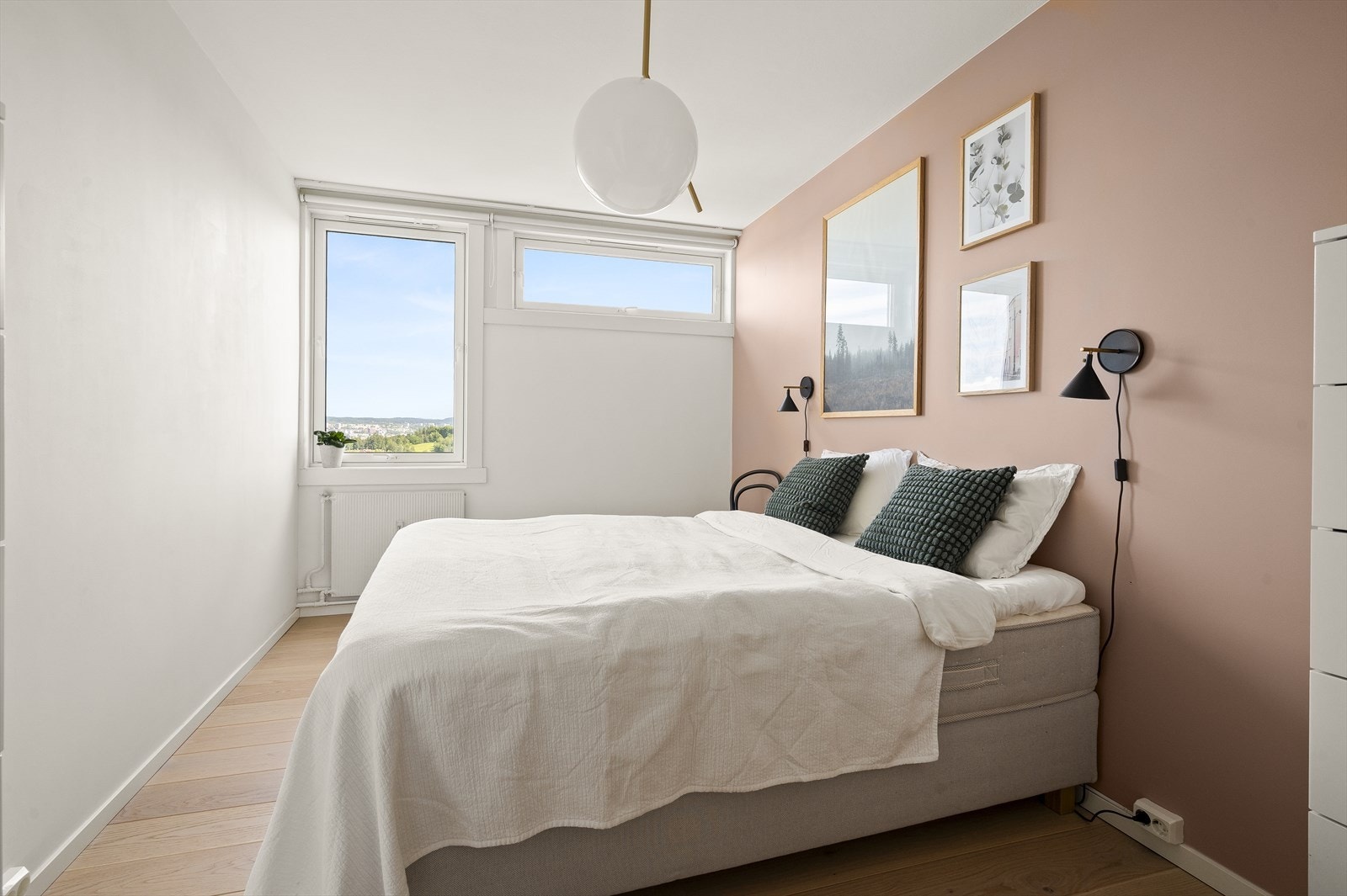 Hovedsoverommet ligger svalt til, og har god plass til en stor dobbeltseng med tilhørende møblement. Galleribilde