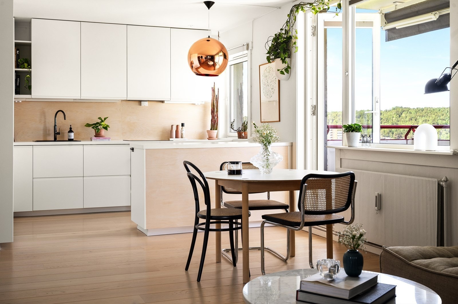 Selger har i forbindelse med oppgradering av kjøkken også lagt ny parkett i 2018, som er gjennomgående for hele leiligheten. Galleribilde