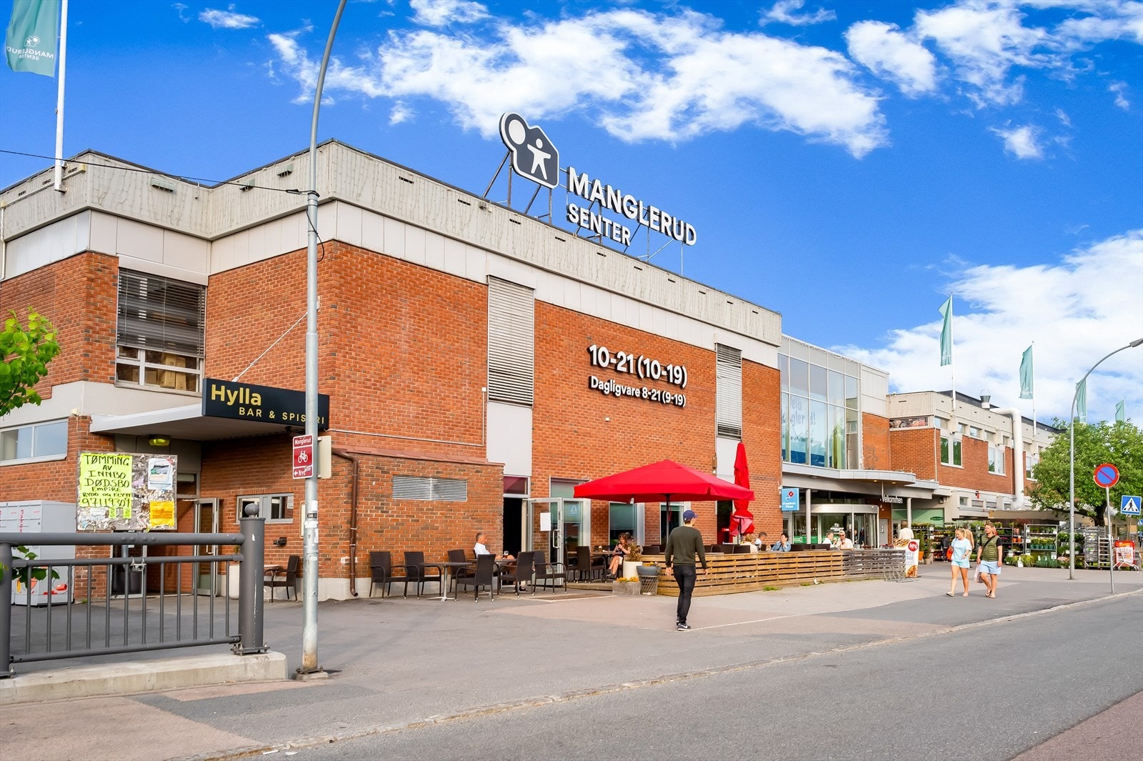Manglerud Senter med et godt utvalg av butikker, vinmonopol, frisør og spisesteder samt Samson bakeri og treningssenter. Galleribilde