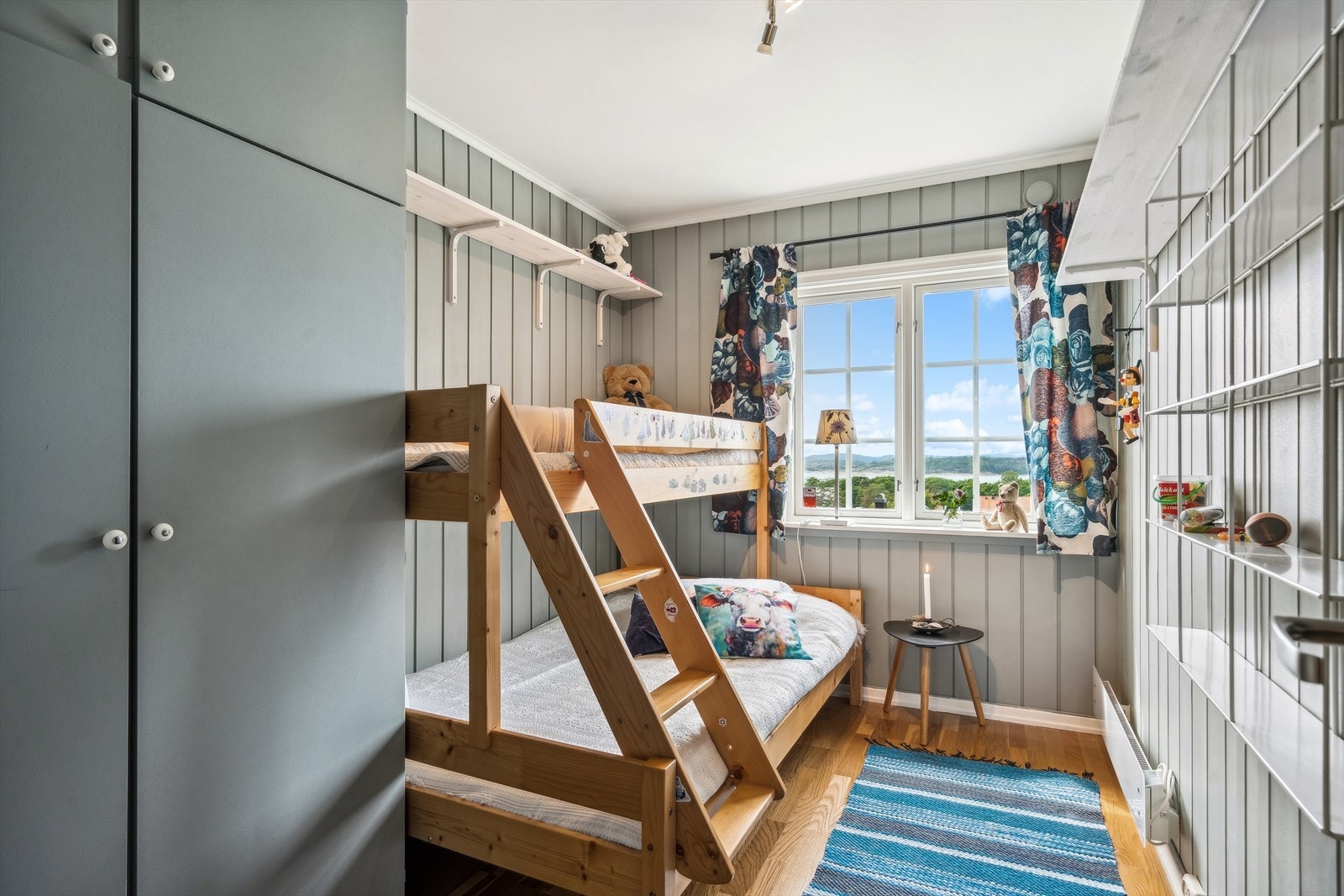 Soverom 3 i første etasje med garderobeskap. Galleribilde