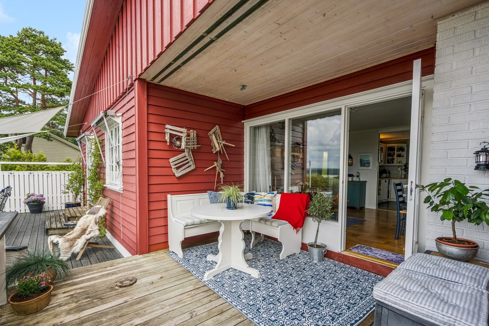 Deler av terrassen er også under tak. Galleribilde