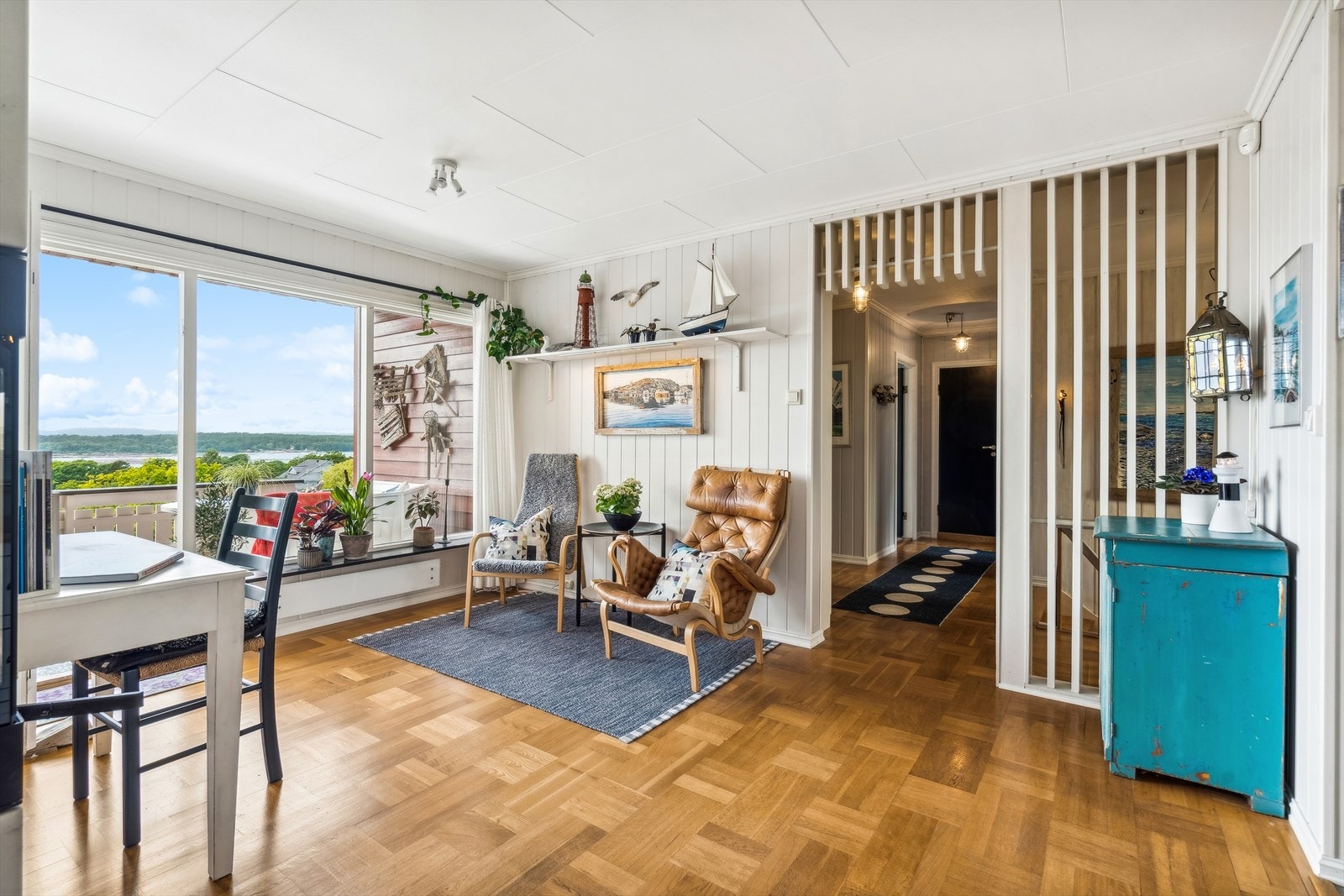 Stuen har store vindusflater som gir mye naturlig lysinnslipp og bidrar til en behagelig romfølelse. Galleribilde