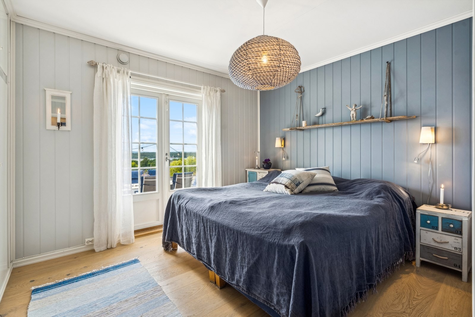 Hovedsoverommet har garderobeskap og god plass til stor dobbelseng med tilhørende nattbord. Galleribilde
