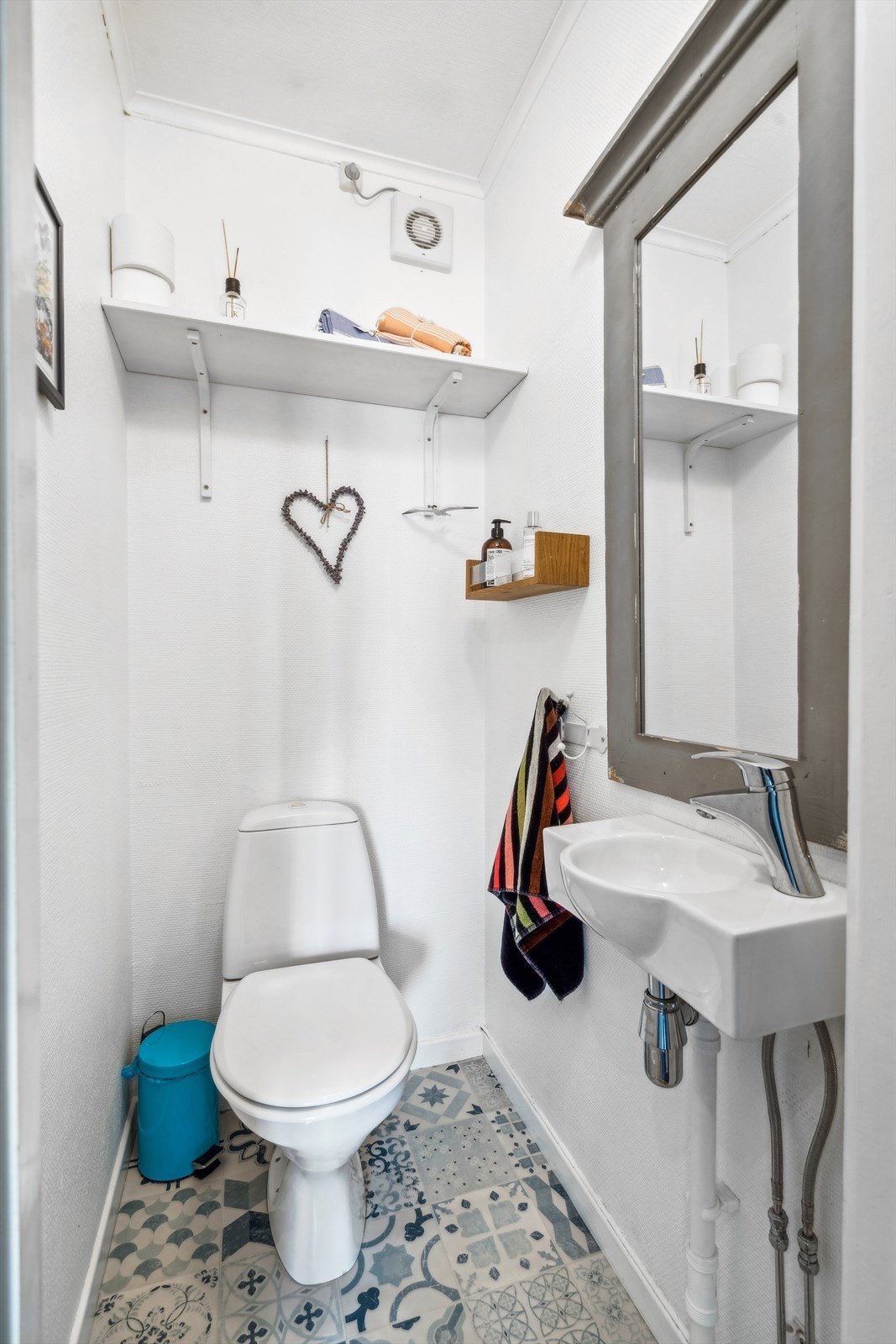 Toalettrom i første etasje med frittstående wc og servant. Galleribilde
