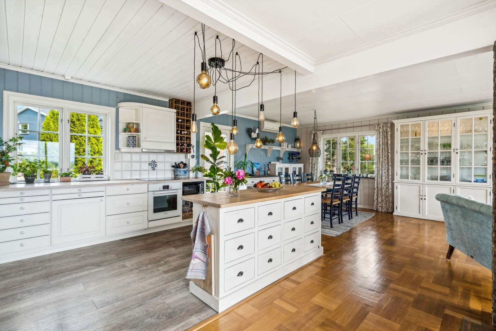 Fra kjøkken/stuer er det utgang til solrike og fine utesoner. Galleribilde