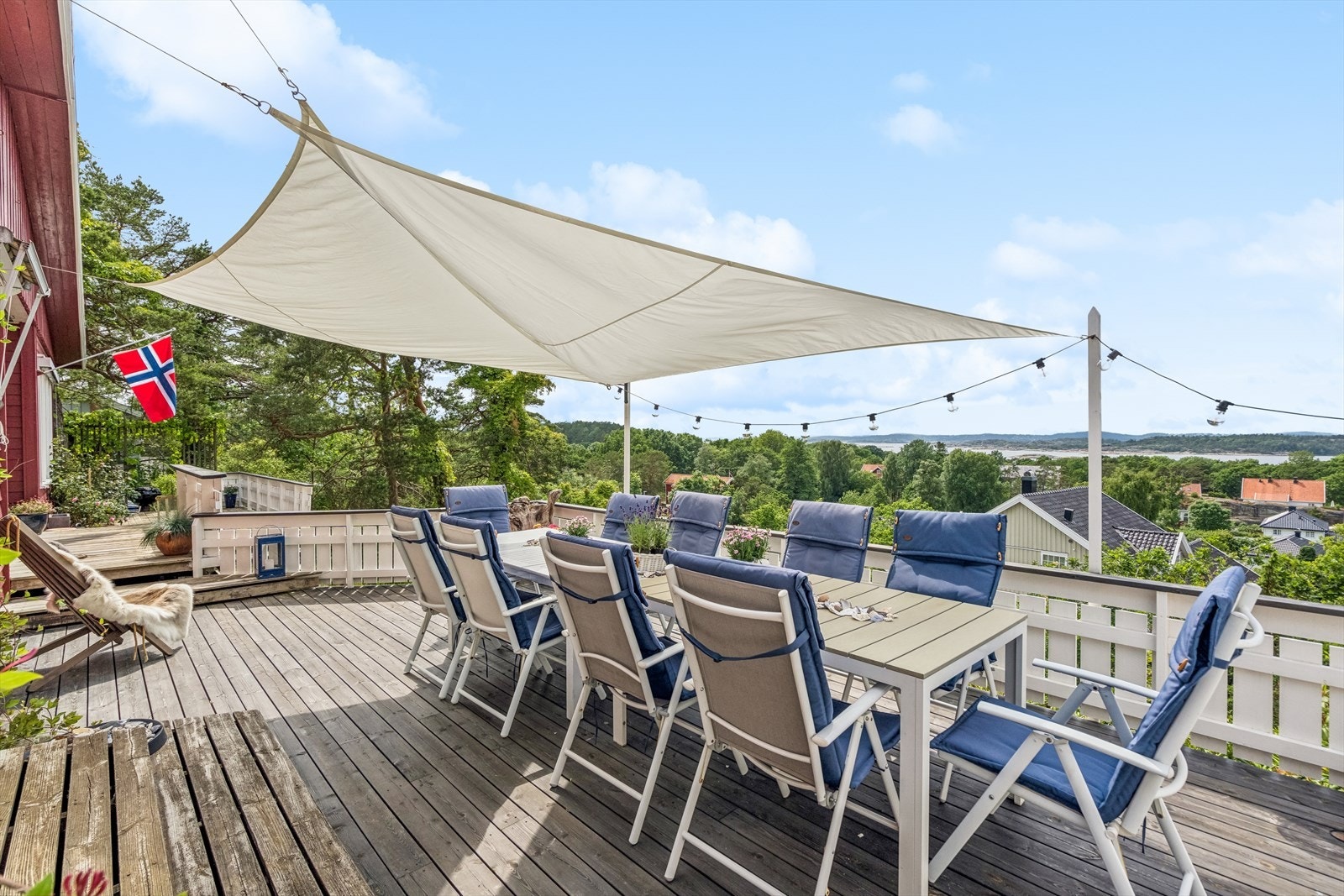 Terrassen i front har god plass til flere sittesoner og spisebord. Galleribilde