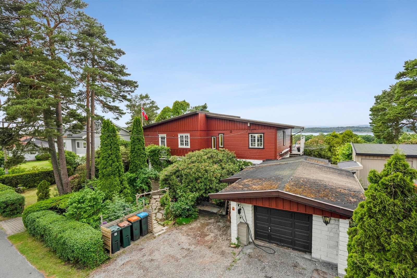 Boligen som ble oppført i 1965 fremstår som godt vedlikeholdt og ivaretatt av sine eiere. Garasje oppført ca 1983. Galleribilde
