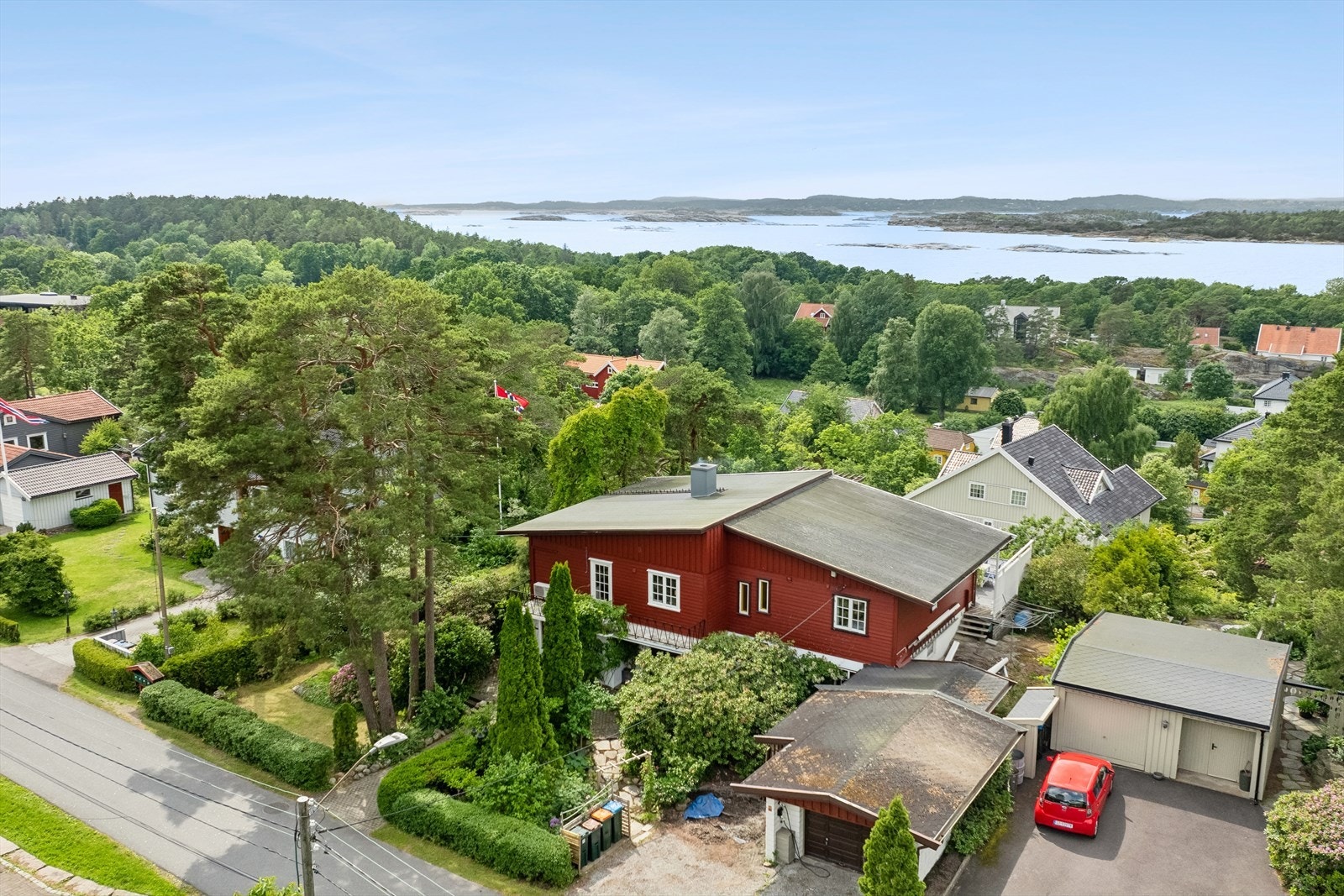 DNB Eiendom ønsker deg velkommen til Tjøme og Stauperveien 13! En meget innholdsrik og pen enebolig med en romslig tomt. Ypperlig beliggenhet i et veletablert og hyggelig boligområde. Galleribilde