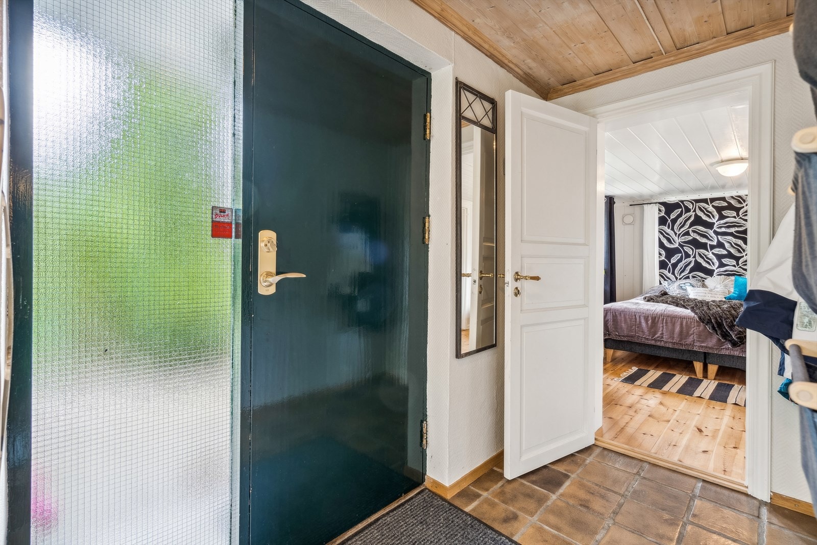 Entrer du inngangsdøren kommer du til en romslig og flislagt entré. Velkommen inn! Galleribilde