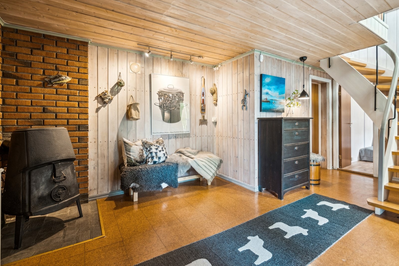 Hall med trapp og vedovn Galleribilde