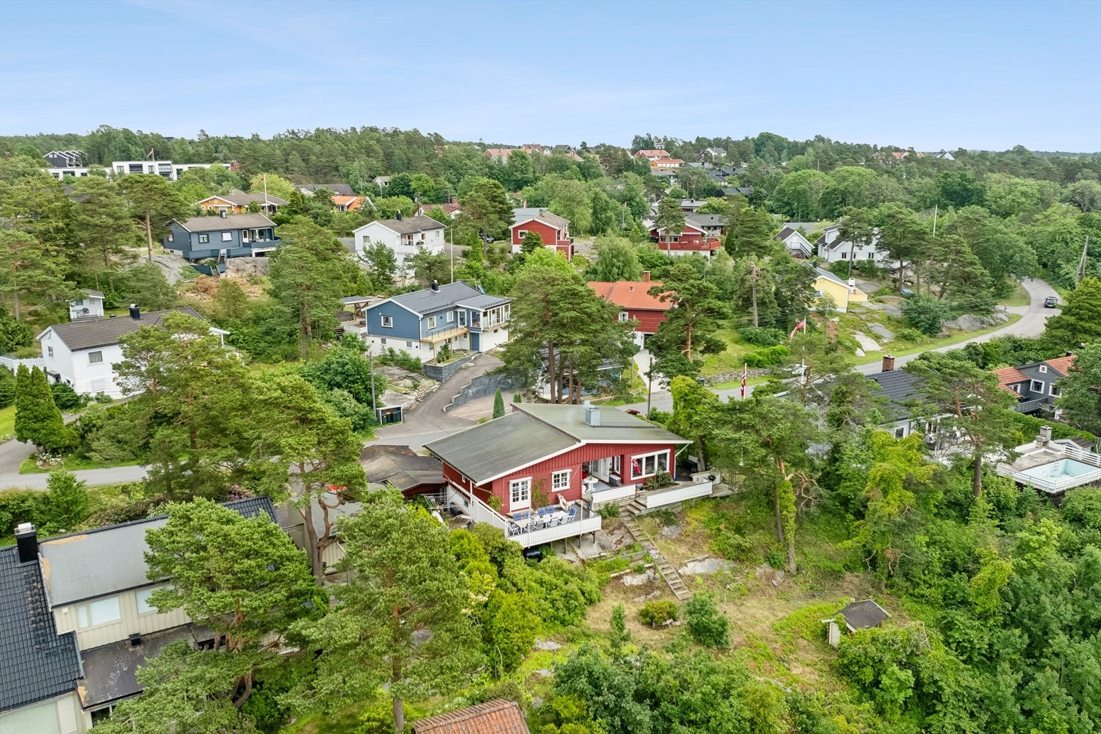 Selv om boligen ligger i umiddelbar nærhet til Tjøme sentrum, er det allikevel et stille og rolig boligområde - også i sommersesongen, når Tjømes innbyggertall øker betraktelig. Galleribilde