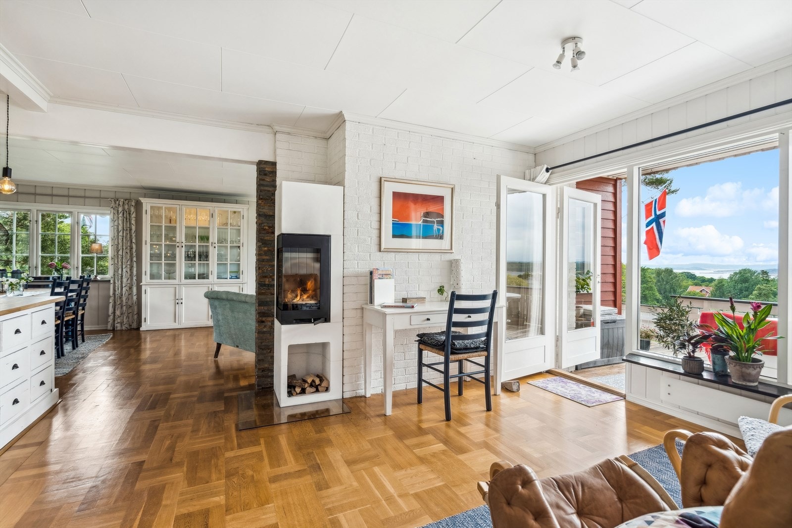 Stuen har pen parkett på gulv. Galleribilde