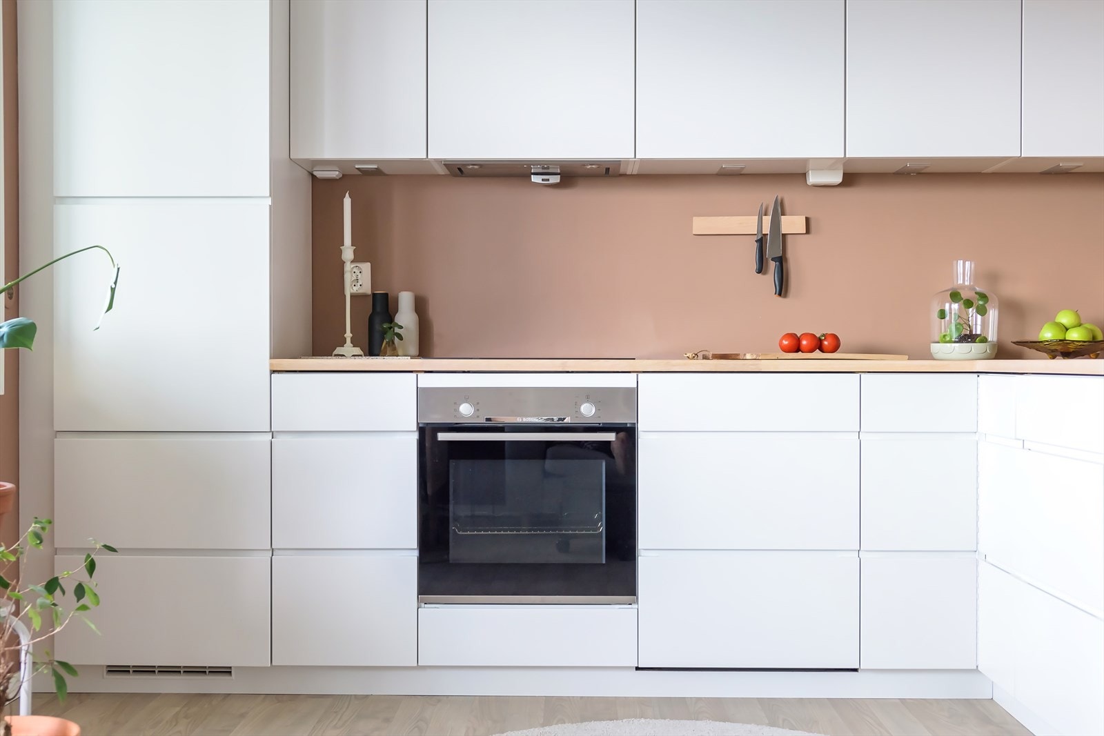 Kjøkkenet har kullfiltervifte over integrert koketopp/ovn, integrert kjøl/frys og integrert oppvaskmaskin. Alle hvitevarer på kjøkken medfølger handelen Galleribilde