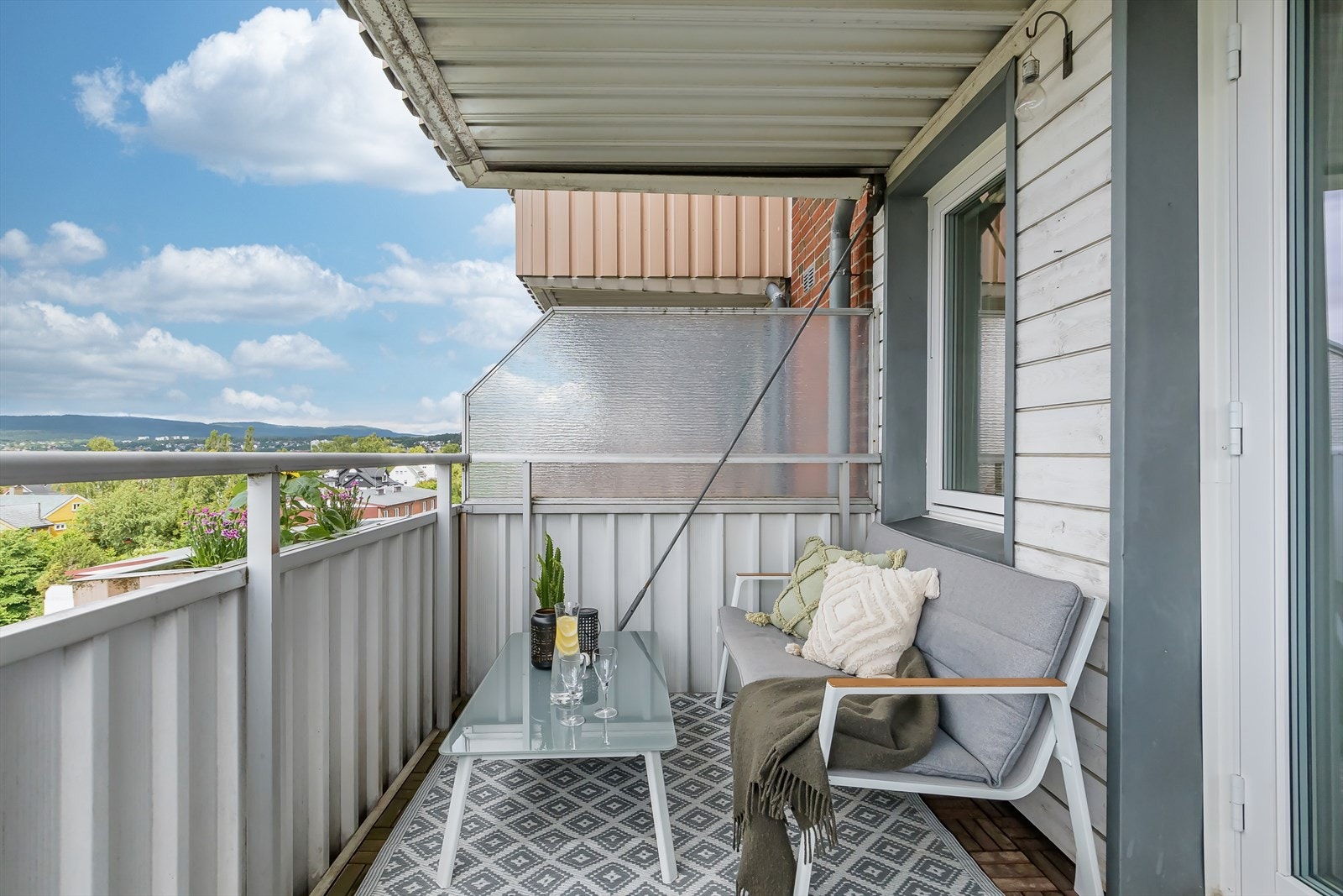 Fra stuen er det utgang til en vestvendt balkong med svært gode solforhold Galleribilde